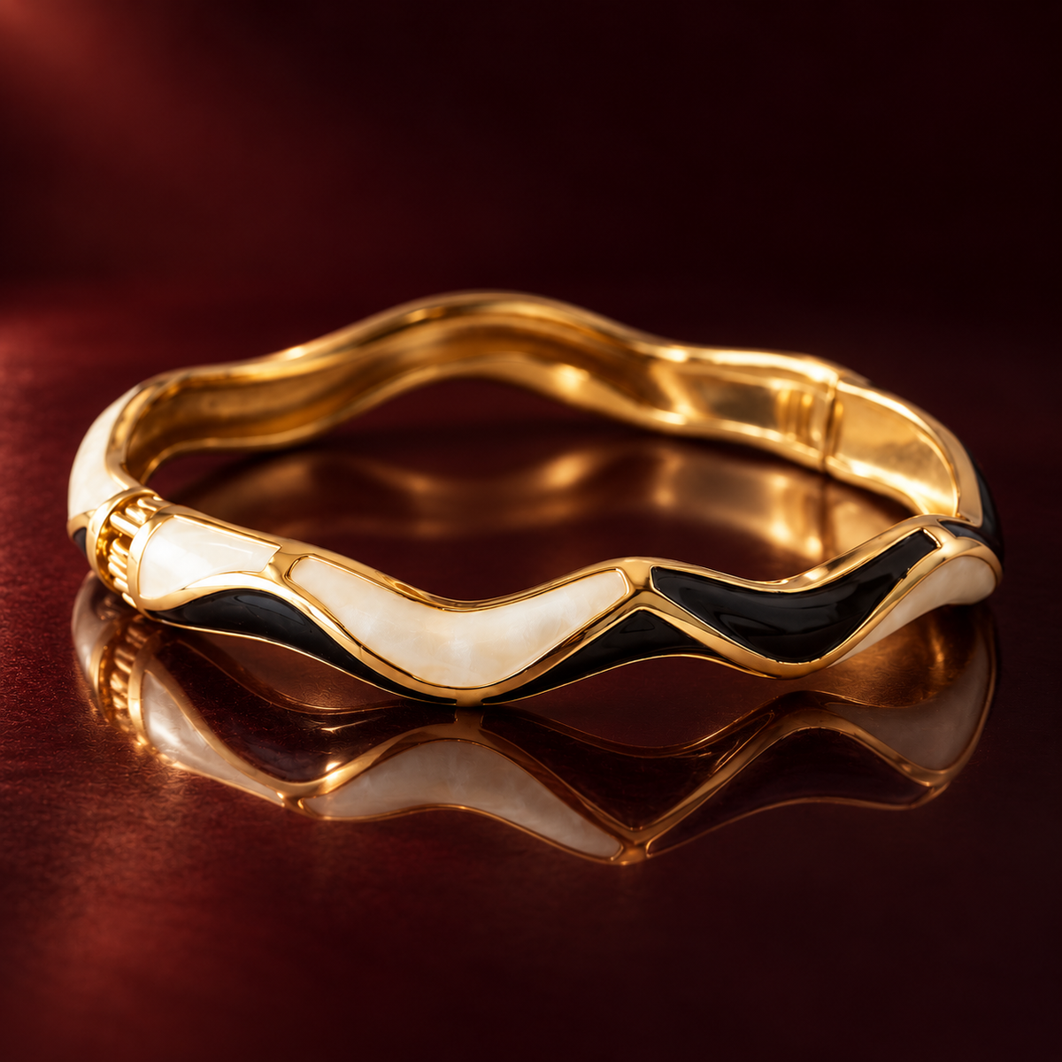 Kaari Leher bangle - reflective detail