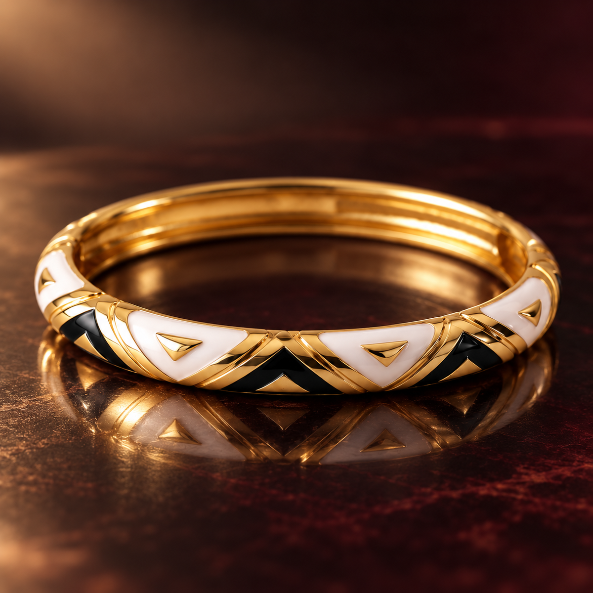 Kaari Meher bangle - reflective detail